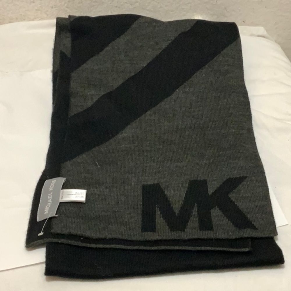 Michael Kors men’s black and gray 68 inch scarf NWOT